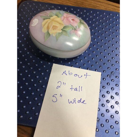 Vintage Hand Painted Porcelain Lidded Trinket Box/Jewelry Box with Flowers on it - Picture 7 of 7